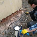 Osekání zdiva a krémová injektáž v ulici Petra Slezáka